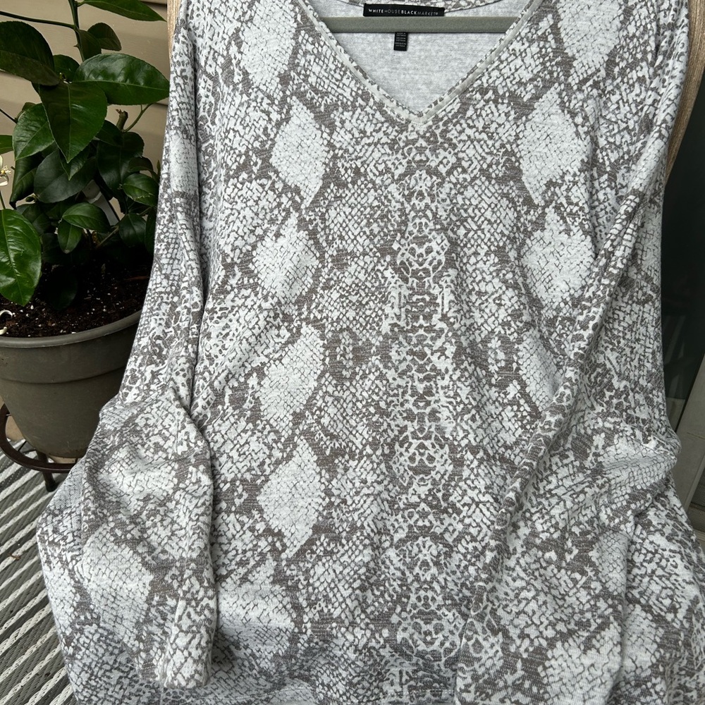 ✨ White House Black Market Gray V-Neck Sweater